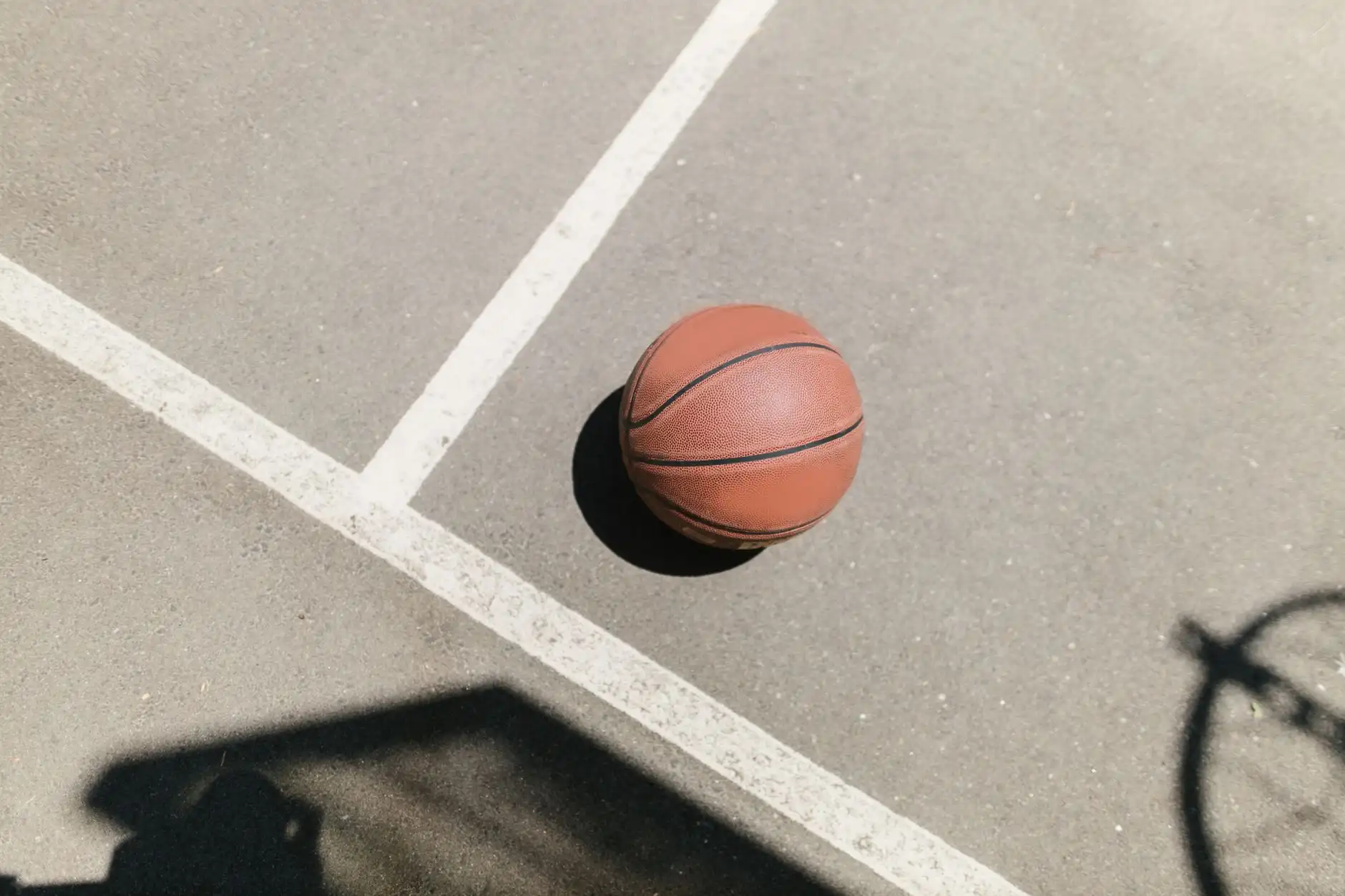楼体轮廓灯与点光源在商业建筑夜景中的融合应用