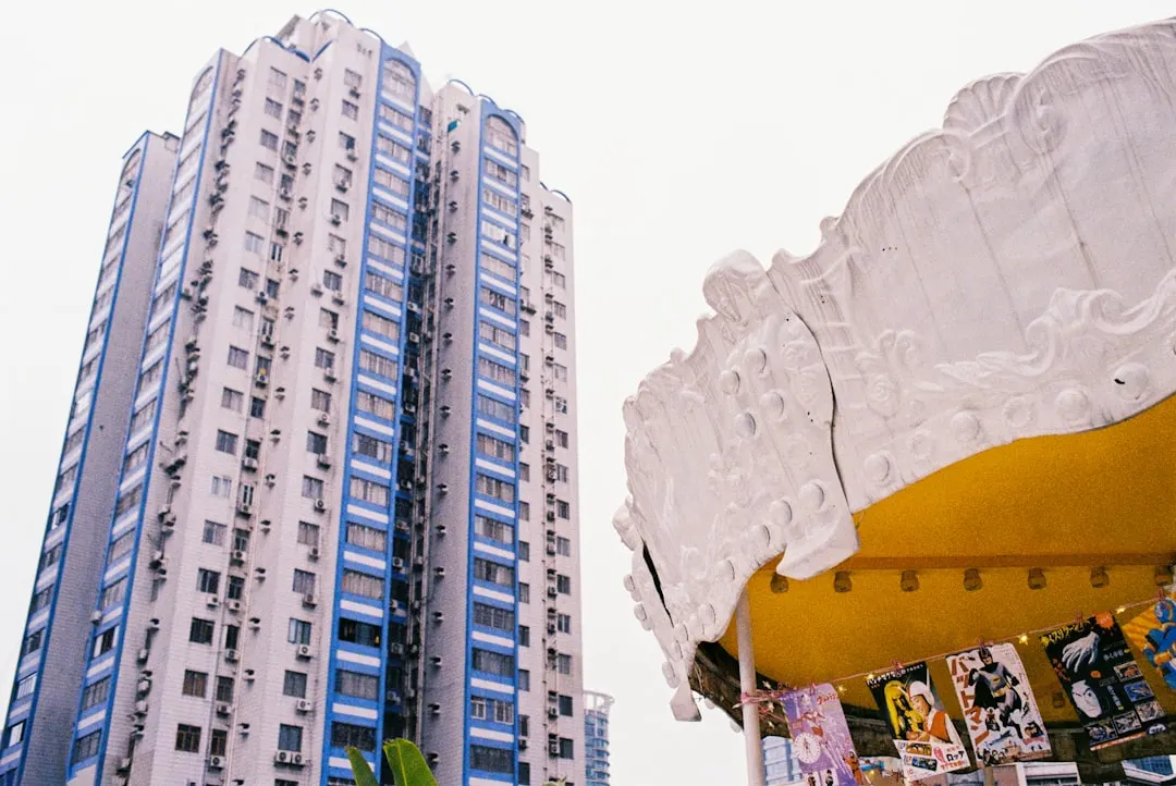 楼体亮化项目选型指南：LED轮廓灯与点光源的性能对比分析