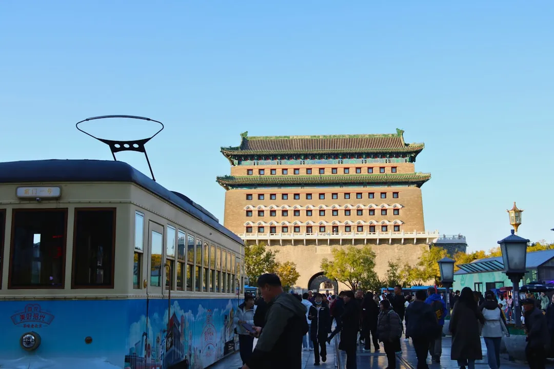 重庆夜景亮化工程方案：楼体轮廓灯与点光源的协同设计解析