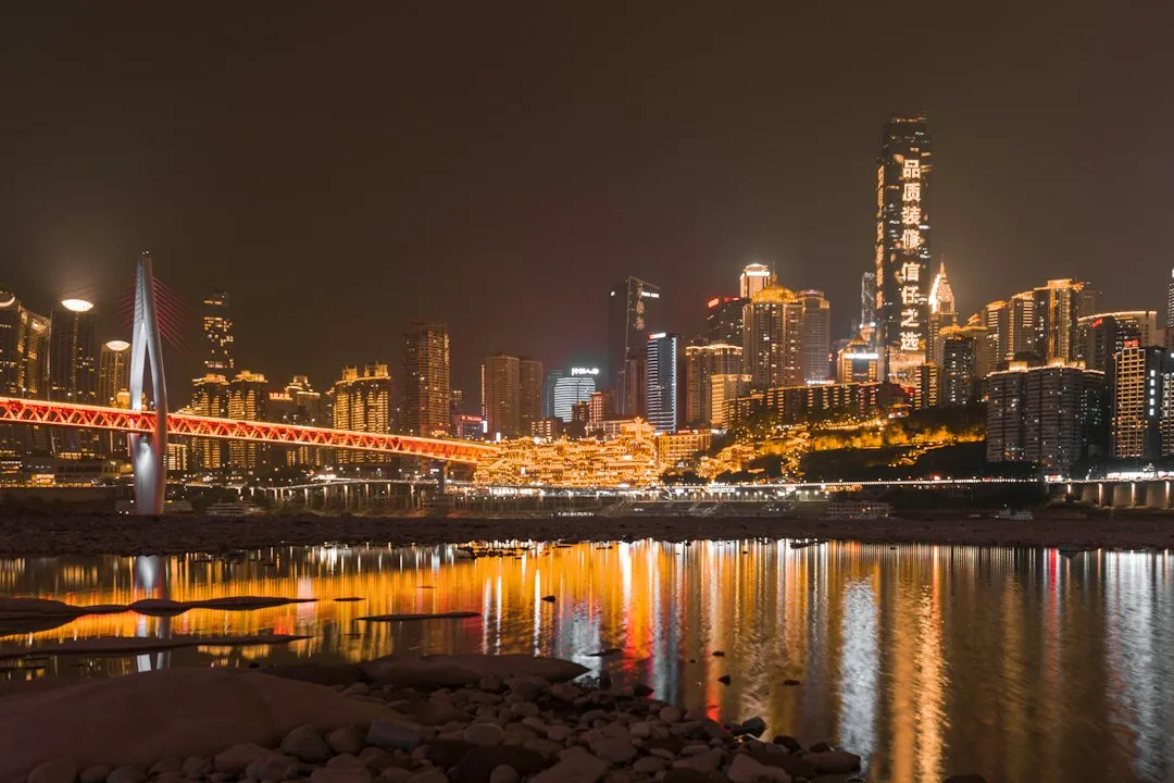 重庆楼体亮化工程方案：轮廓灯与点光源如何塑造建筑夜间形象正文配图 1